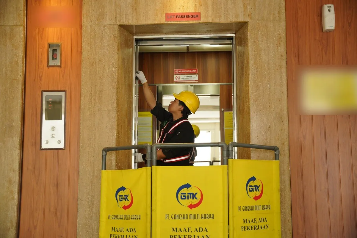 Barikade K3 dipasang di depan pintu lift selama pemeriksaan oleh teknisi GMK
